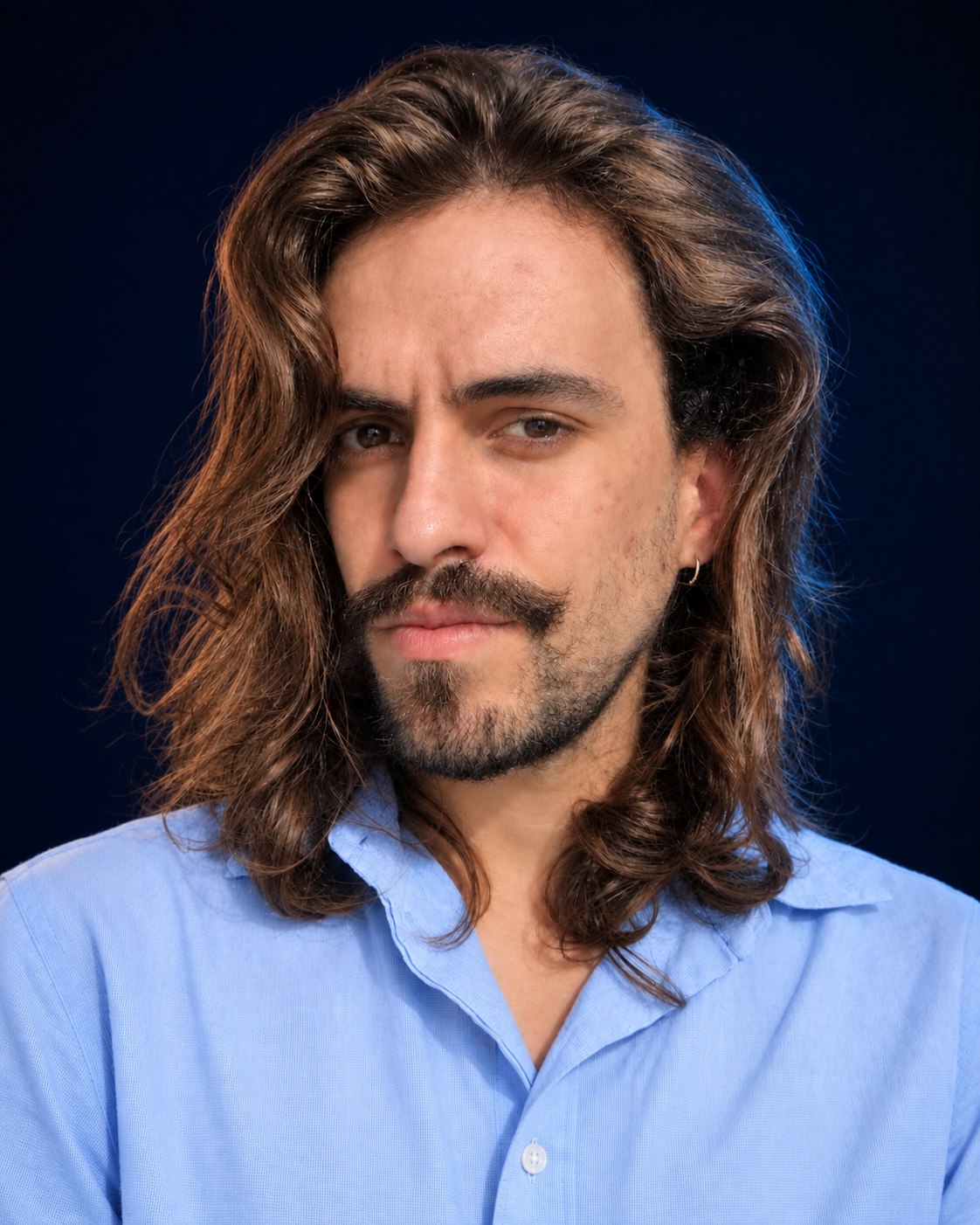 Retrato de estúdio de Liw Moreira sobre fundo navy.